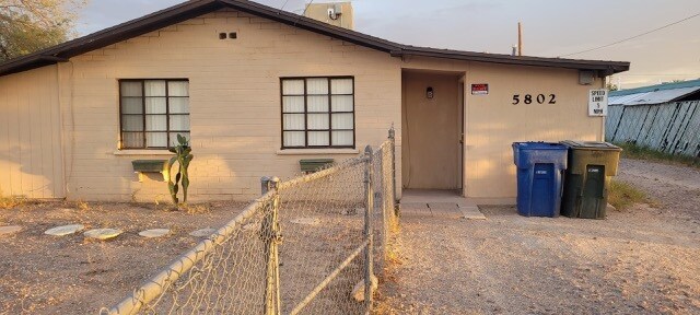 5802 E 24th St in Tucson, AZ - Foto de edificio - Building Photo