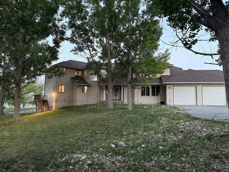 2092 Colonial Dr in Elko, NV - Building Photo