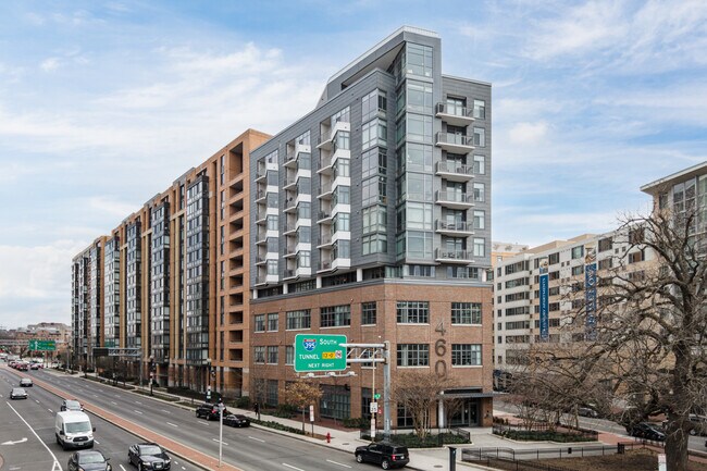 460 New York Ave NW in Washington, DC - Building Photo - Building Photo