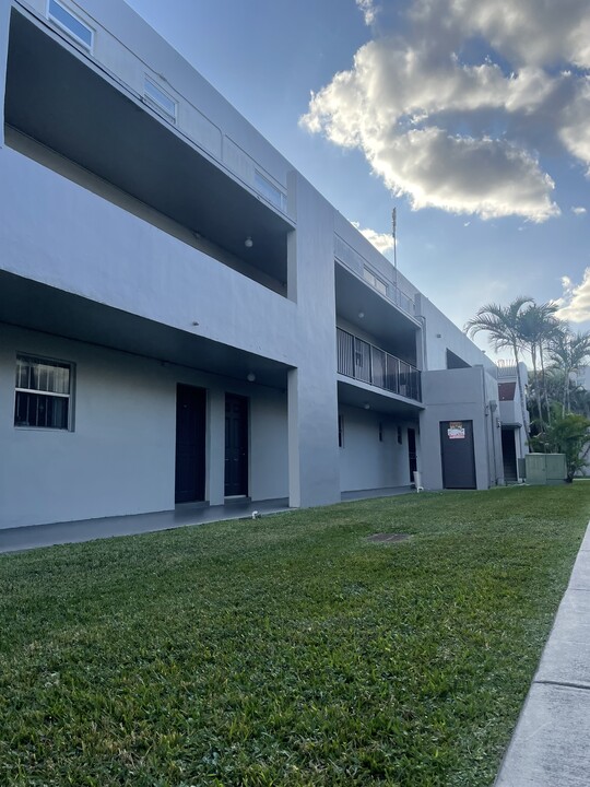 120 NW 87th Ave, Unit Park East in Miami, FL - Building Photo