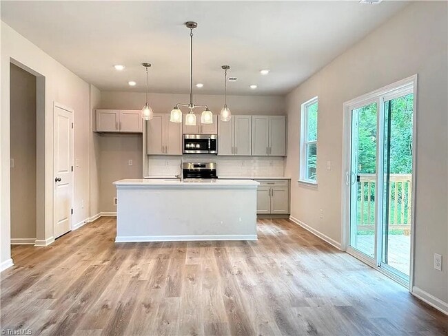 1086 W Bank St in Winston-Salem, NC - Building Photo - Building Photo