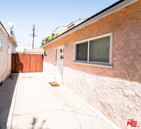 3935 W 58th Pl in Los Angeles, CA - Foto de edificio - Building Photo