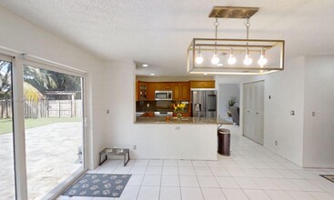 8422 SW 44th Pl in Davie, FL - Building Photo - Building Photo