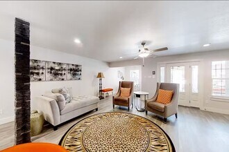 6325 Riverview Way in Houston, TX - Foto de edificio - Building Photo