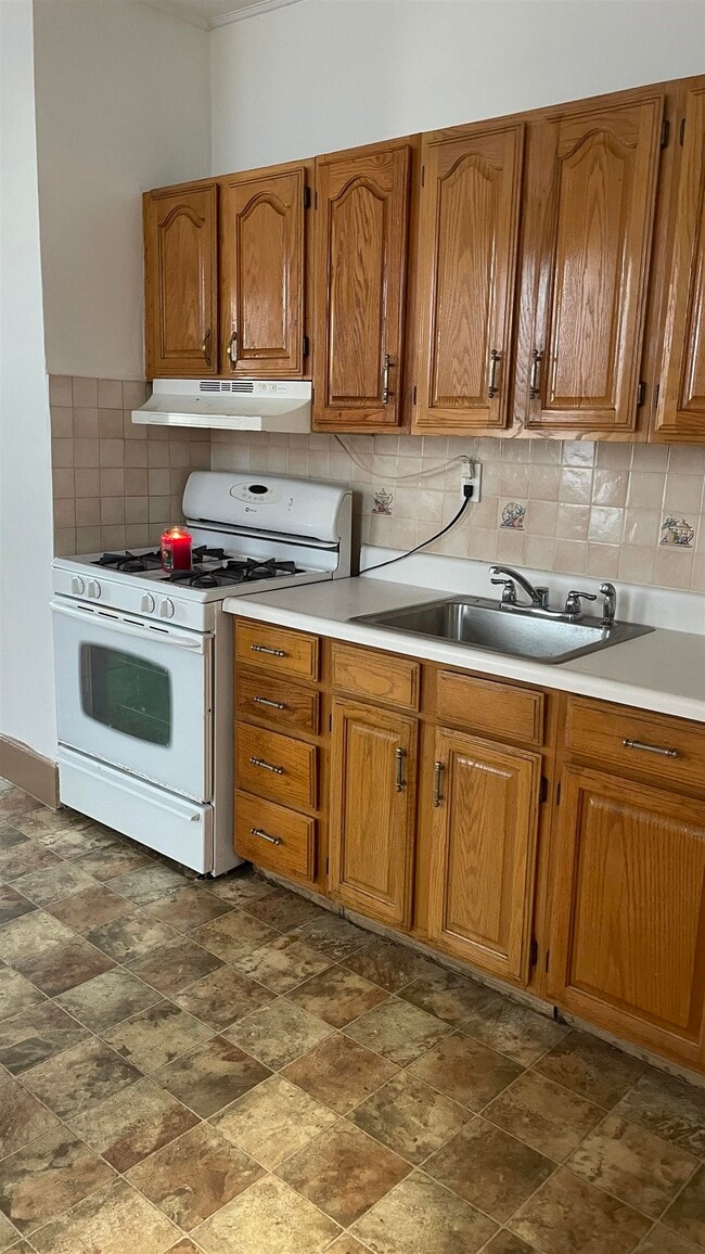 135 W 24TH St in Bayonne, NJ - Building Photo - Building Photo