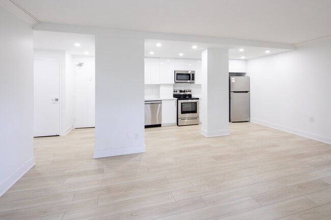 150 Allan in Oakville, ON - Building Photo - Interior Photo