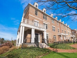 19 Beresford Ln in Livingston, NJ - Building Photo - Building Photo