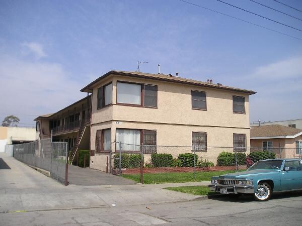 6807 11th Ave in Los Angeles, CA - Building Photo