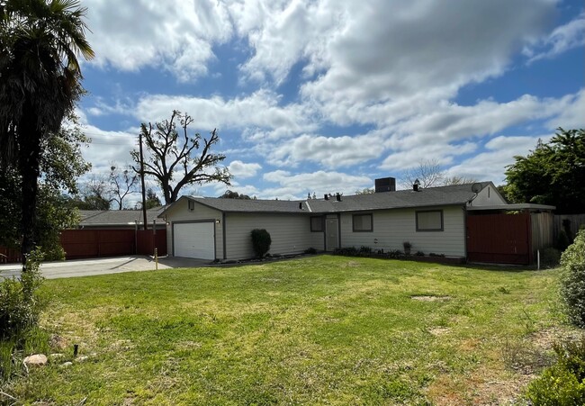 8572 Oak Ave in Orangevale, CA - Foto de edificio - Building Photo
