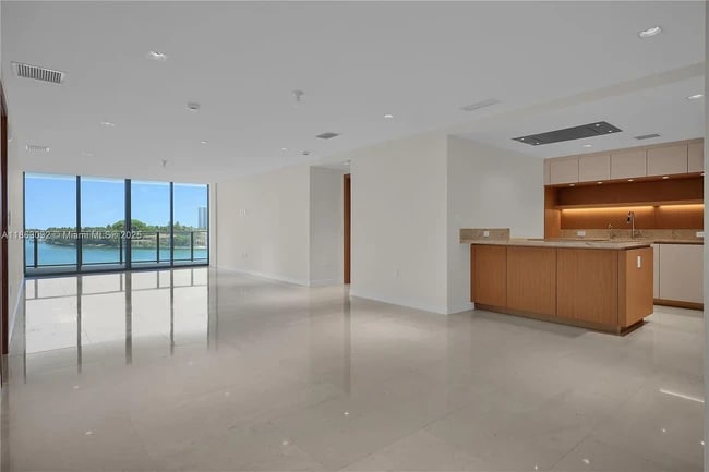 1135 Bay Dr, Unit #505 in Miami Beach, FL - Foto de edificio - Building Photo