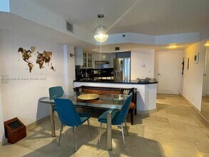 8911 Collins Ave, Unit 302 in Surfside, FL - Foto de edificio - Building Photo