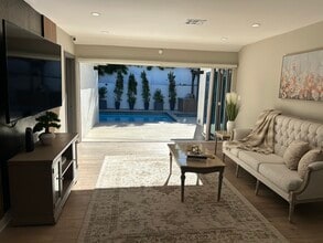 4912 Alonzo Ave in Encino, CA - Foto de edificio - Building Photo