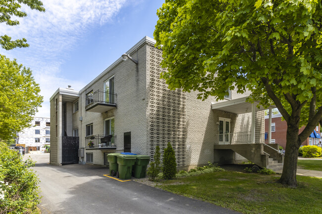 1682 Montarville in St-Bruno-de-Montarville, QC - Building Photo - Building Photo