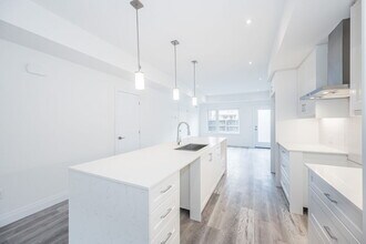 16 Lily Ln in Guelph, ON - Building Photo - Building Photo