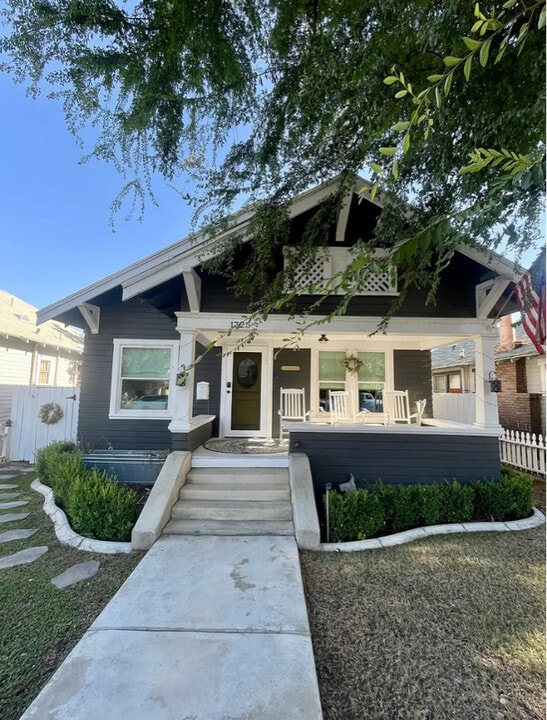 1725 Maple Ave in Bakersfield, CA - Foto de edificio