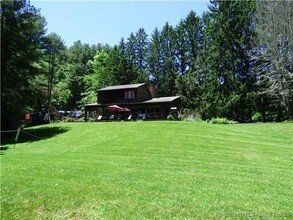 23 Pond Brook Rd in Newtown, CT - Building Photo - Building Photo