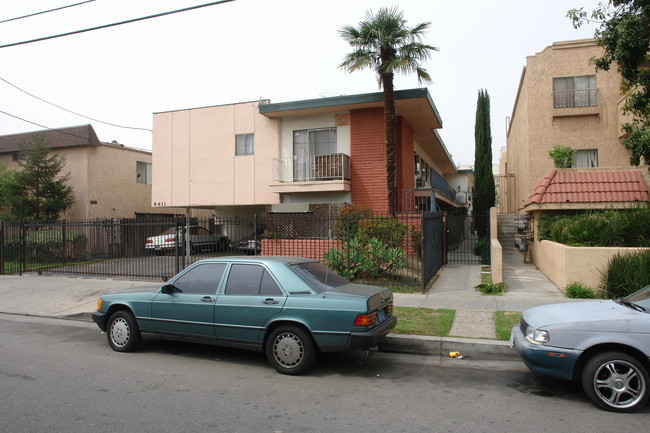 8611 Cedros Ave in Panorama City, CA - Building Photo - Building Photo