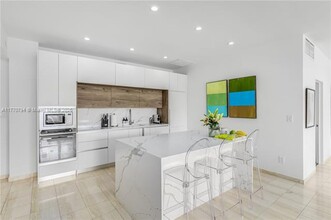 4925 Collins Ave in Miami Beach, FL - Foto de edificio - Building Photo