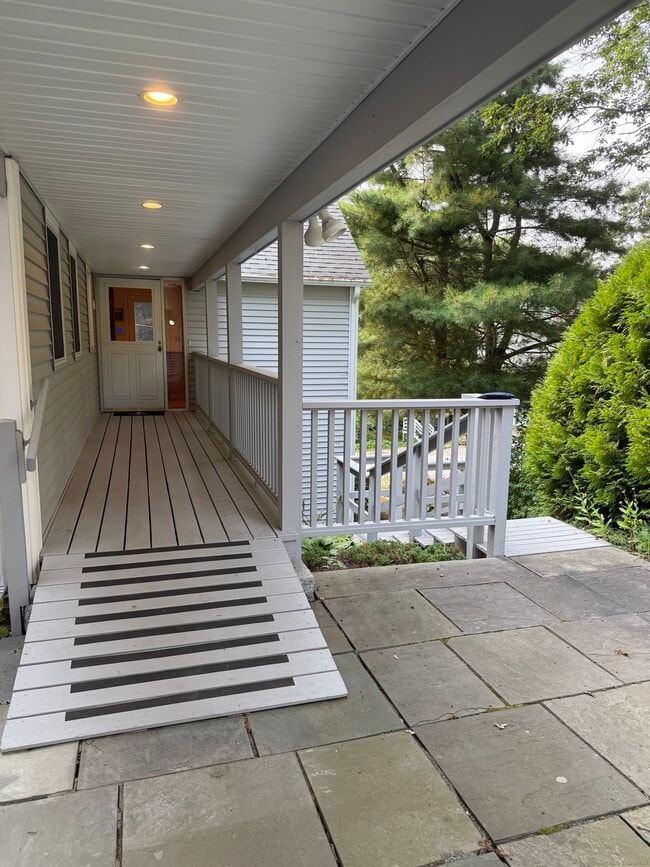 9 Money Point Rd in Stonington, CT - Building Photo - Building Photo