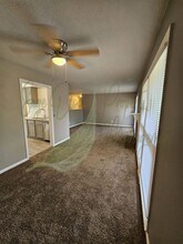 9000 E 57th St in Raytown, MO - Foto de edificio - Building Photo