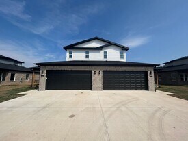 621-623 Cosmos St in Centerton, AR - Building Photo