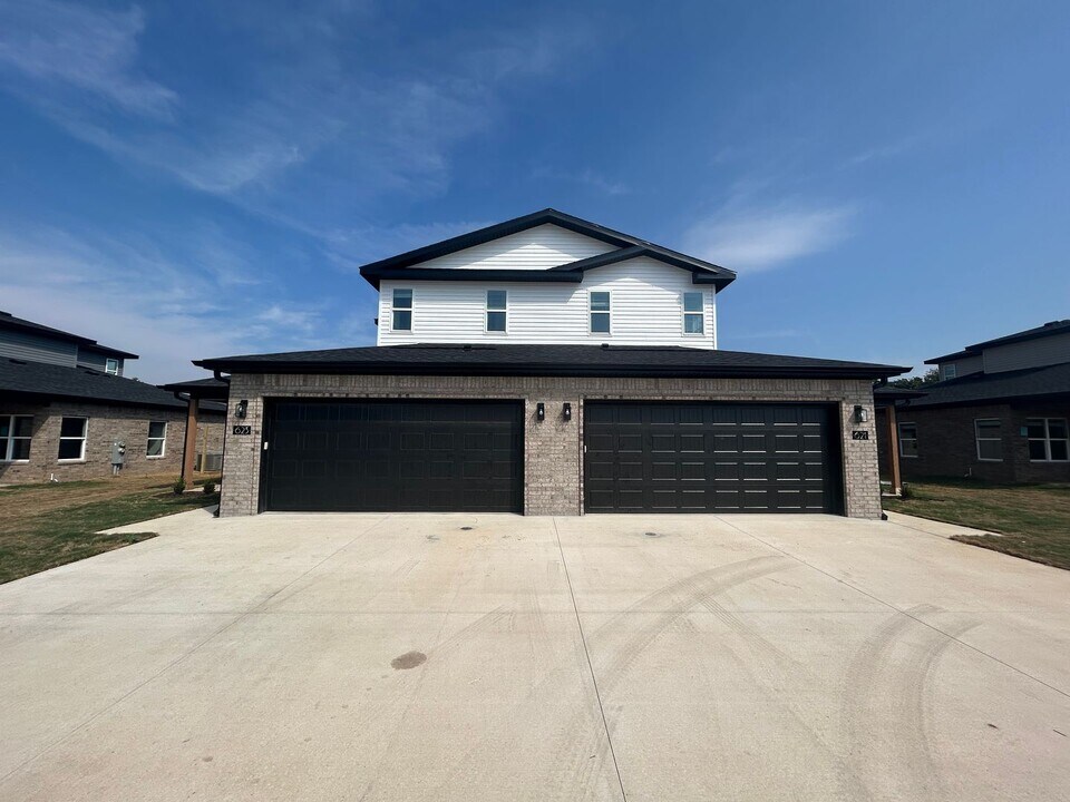 621-623 Cosmos St in Centerton, AR - Building Photo