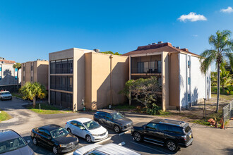 Emerald Hills Condo Elevator Lines in Hollywood, FL - Building Photo - Building Photo