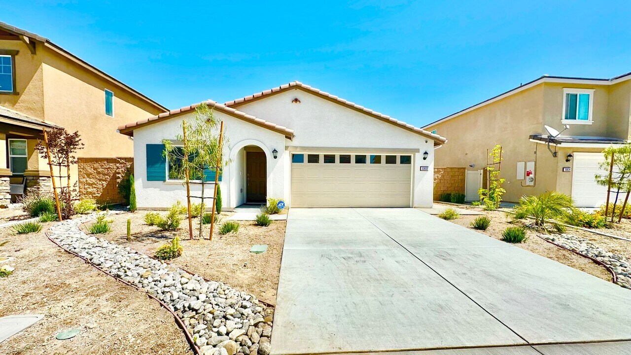 30800 Acappella Dr in Winchester, CA - Building Photo