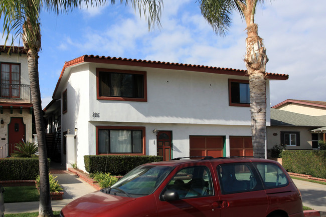 825 Roswell Ave in Long Beach, CA - Foto de edificio - Building Photo