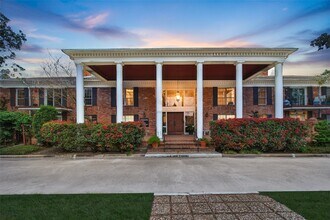 2822 Briarhurst Dr in Houston, TX - Foto de edificio - Building Photo