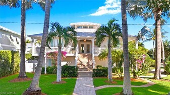 877 7th St S in Naples, FL - Building Photo