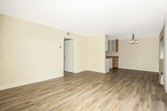 1060 Oak Grove Rd-Unit -APT 5 in Concord, CA - Building Photo - Building Photo