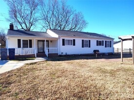6561 Morehead Rd in Harrisburg, NC - Building Photo