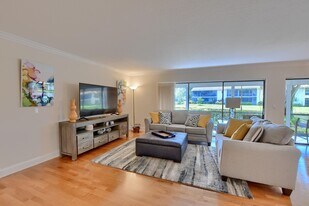 6748 Willow Wood Dr in Boca Raton, FL - Building Photo