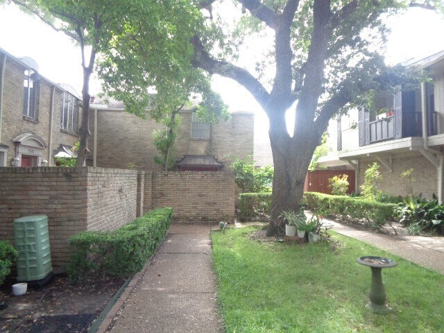 2585 Marilee Ln in Houston, TX - Building Photo - Building Photo