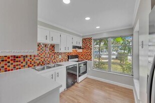 4176 Inverrary Dr in Lauderhill, FL - Building Photo