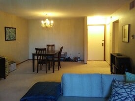 3942 N Oakland Ave, Unit 2 in Shorewood, WI - Building Photo