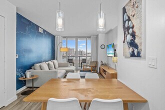 2602 E Hallandale Beach Blvd in Hallandale Beach, FL - Building Photo - Building Photo