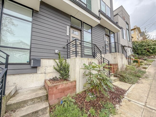 2329 E Denny Way in Seattle, WA - Building Photo - Building Photo