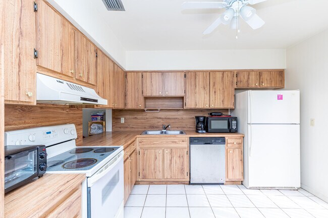 6989 NW 29th Ln in Fort Lauderdale, FL - Building Photo - Building Photo