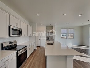 13842 E 100th Dr in Commerce City, CO - Foto de edificio - Building Photo