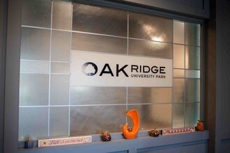 Oak Ridge at University Park Senior Apartments in Madison, WI - Foto de edificio - Building Photo