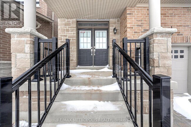 941 Rexton Dr in Oshawa, ON - Building Photo - Building Photo