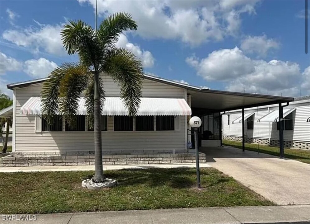 571 Sunrise Ln in North Fort Myers, FL - Building Photo