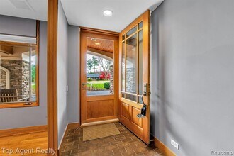 5760 Snowshoe Cir, Unit 304 in Bloomfield Hills, MI - Building Photo - Building Photo