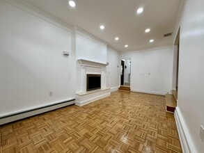 23 Center Dr in New Hyde Park, NY - Building Photo - Building Photo