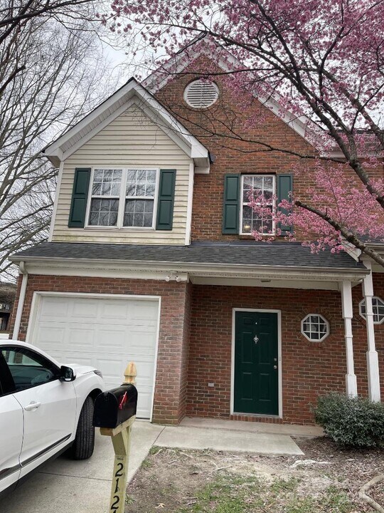 2121 Lennox Square Rd in Charlotte, NC - Building Photo