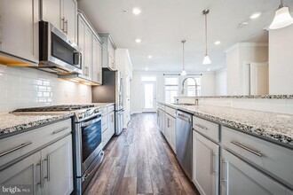 45093 Cappamore Terrace in Sterling, VA - Foto de edificio - Building Photo