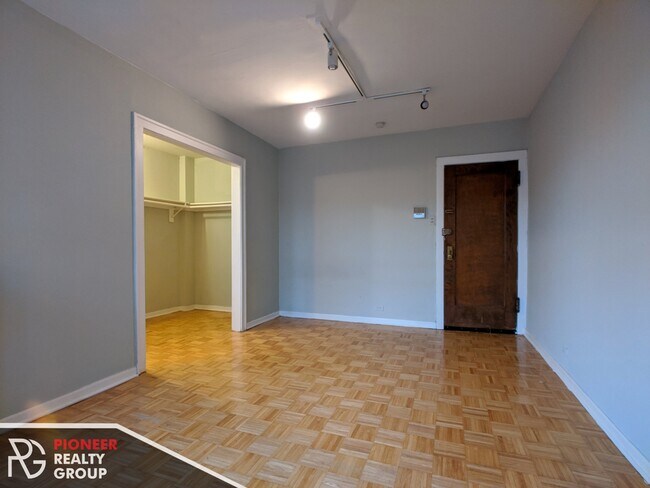 717 W Belmont Ave, Unit 739-509 in Chicago, IL - Building Photo - Building Photo