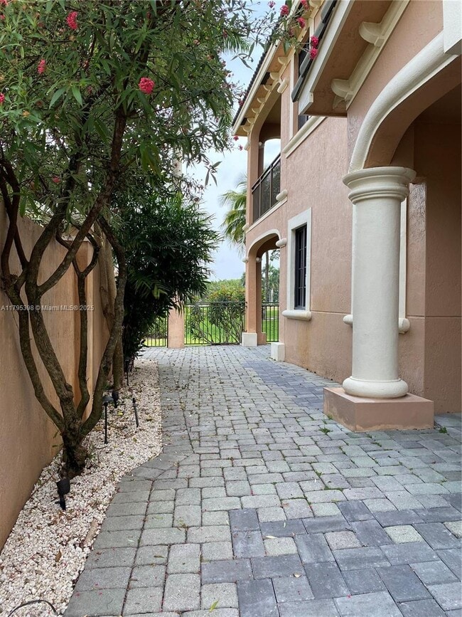 2697 Center Ct Dr in Weston, FL - Building Photo - Building Photo